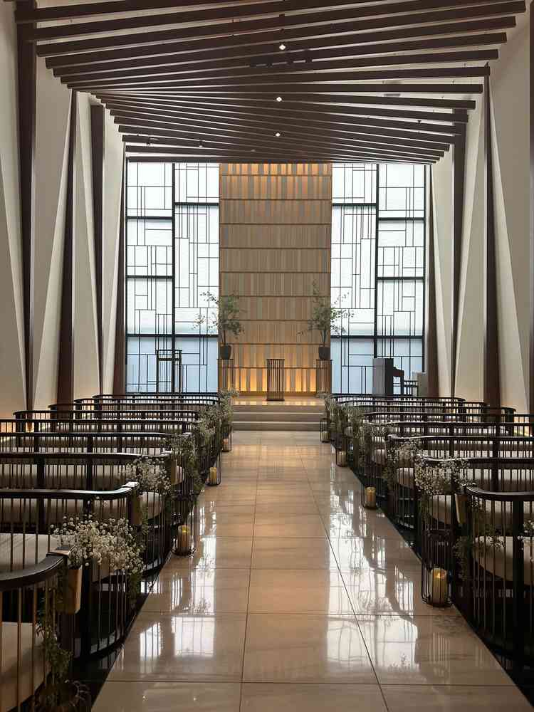 光が当たり開放感のある式場でした。