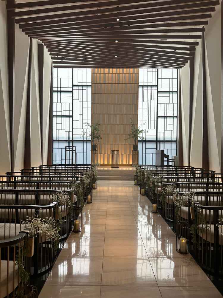 光が当たり開放感のある式場でした。