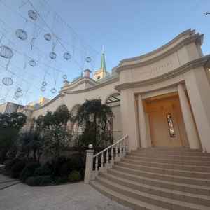 ここでフラワーシャワーができます。夜はライトアップされてまた雰囲気が変わりました。