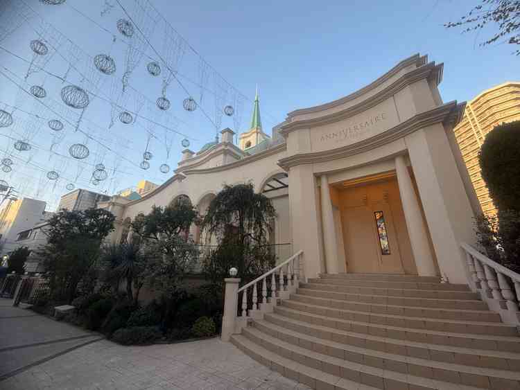 ここでフラワーシャワーができます。夜はライトアップされてまた雰囲気が変わりました。