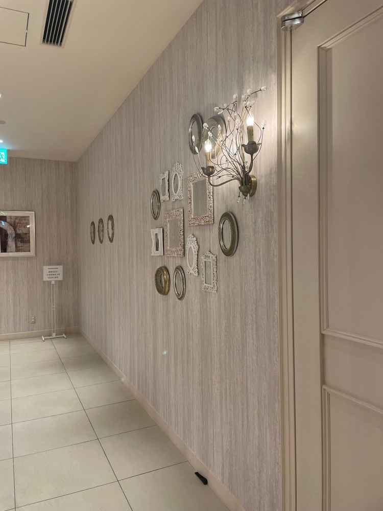 当日にゲストが通る通路。思わず鏡で写真撮りたくなるような装飾。