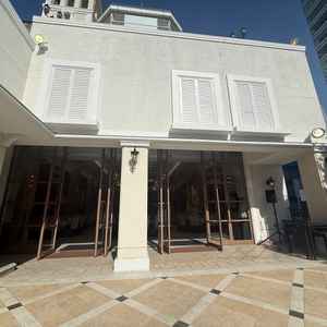 披露宴の横に隣接しているガーデン。ここでケーキ入刀などが出来る。小さいプールもある