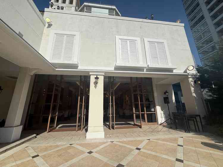 披露宴の横に隣接しているガーデン。ここでケーキ入刀などが出来る。小さいプールもある