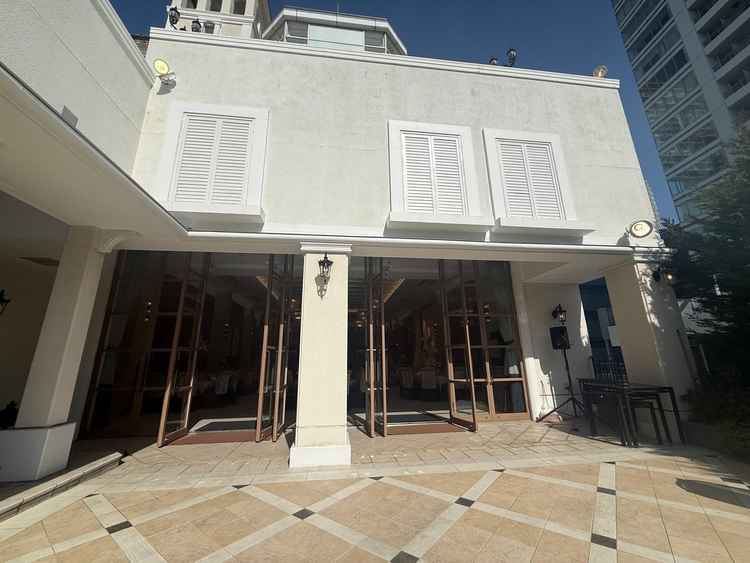 披露宴の横に隣接しているガーデン。ここでケーキ入刀などが出来る。小さいプールもある