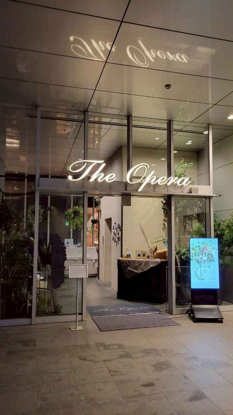 緑のある入口が印象的。夜も素敵で昼も期待できる。