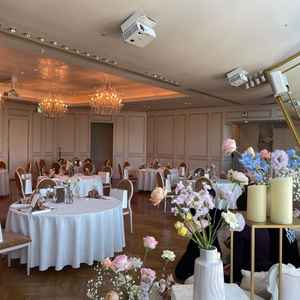 2つの部屋の1つ目。豪華なシャンデリアと景色。2つがマッチンしていて部屋の大きさもちょうど良かった。