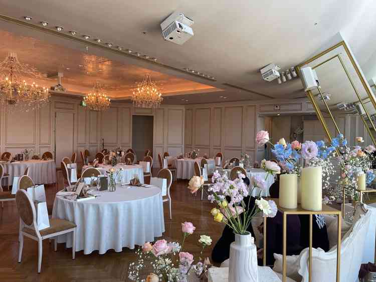 2つの部屋の1つ目。豪華なシャンデリアと景色。2つがマッチンしていて部屋の大きさもちょうど良かった。