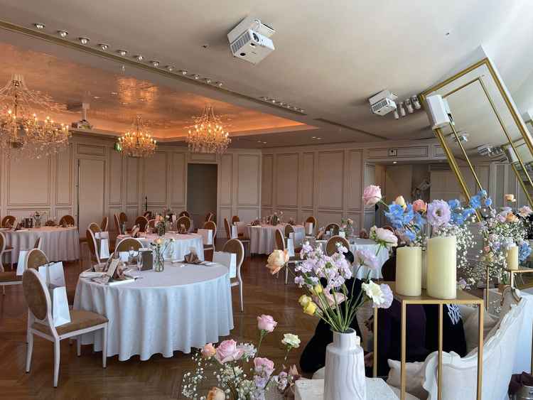 2つの部屋の1つ目。豪華なシャンデリアと景色。2つがマッチンしていて部屋の大きさもちょうど良かった。