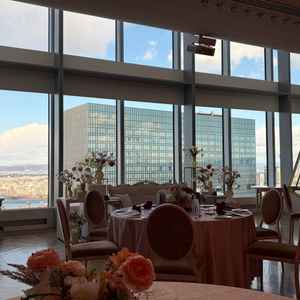 披露宴会場は2パターン。白基調の可愛い会場