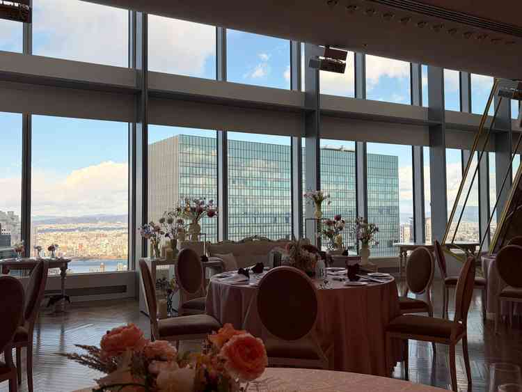 披露宴会場は2パターン。白基調の可愛い会場