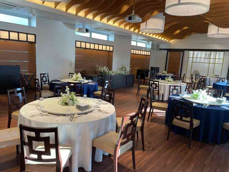 2階の披露宴会場。テーブルクロスは色も自由に変えられる。プロジェクターも完備。