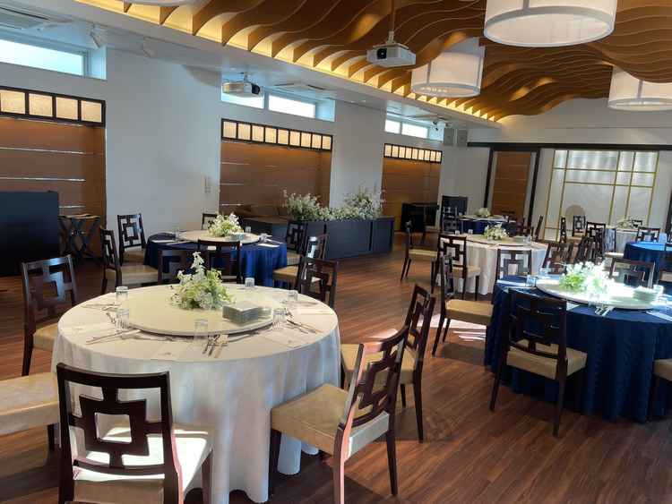 2階の披露宴会場。テーブルクロスは色も自由に変えられる。プロジェクターも完備。