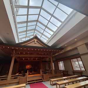 関西最大級の館内神殿で、室内ですが天窓等のおかげで開放感のある印象でした。