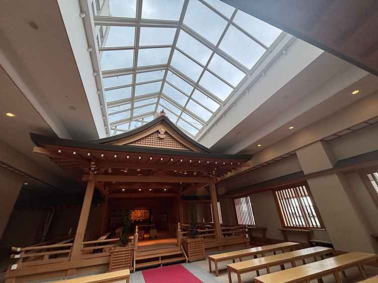 関西最大級の館内神殿で、室内ですが天窓等のおかげで開放感のある印象でした。