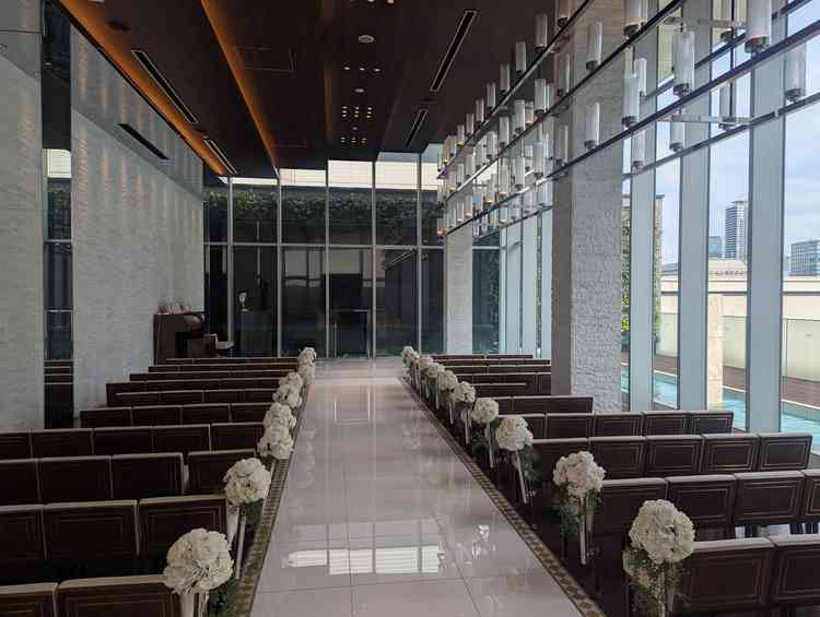 黒を基調としたチャペル、窓からはビル街が見える。※夜の写真がかっこよかった。