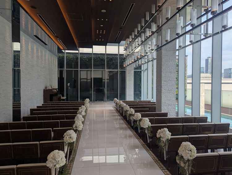 黒を基調としたチャペル、窓からはビル街が見える。※夜の写真がかっこよかった。