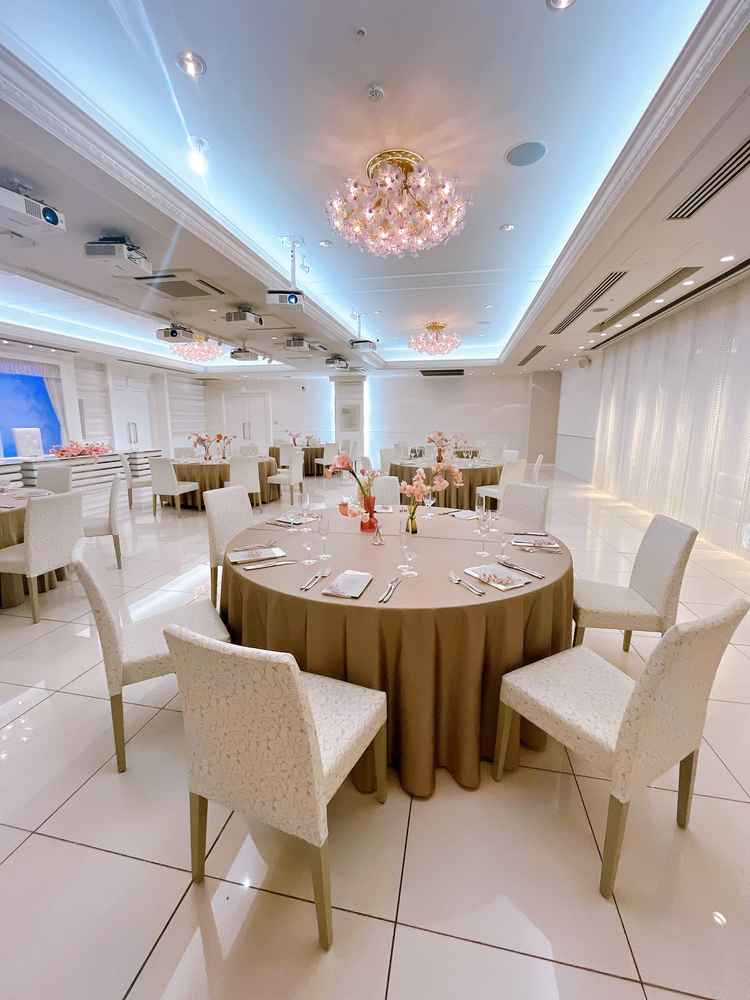 ここの披露宴会場は白を基調としていてライトもお花の形で可愛くとても気に入りました。