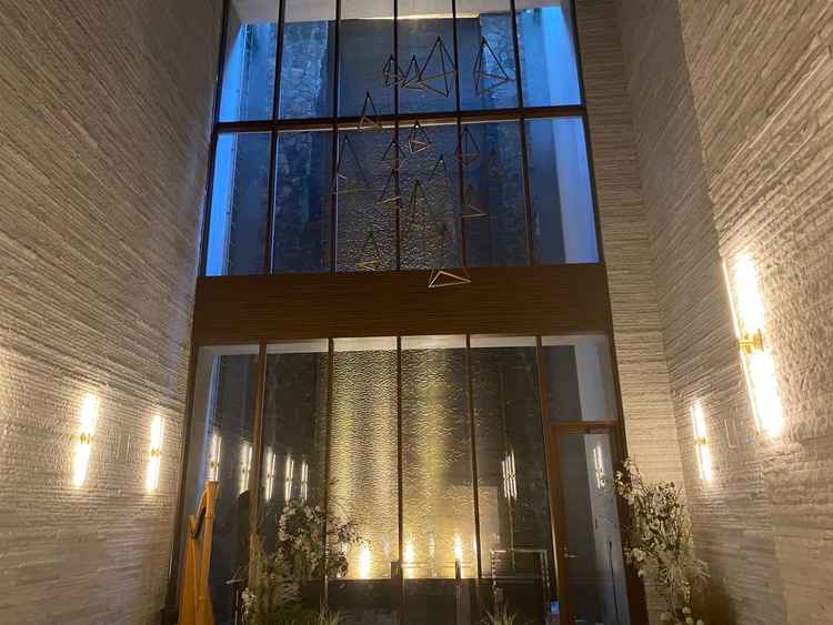 あえて暗くして雰囲気チェンジができるチャペル