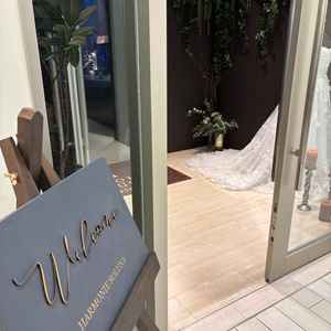 サロン入り口。同じフロアに美容院もあります。施設内にもヘアメイクの部屋が完備されていました。