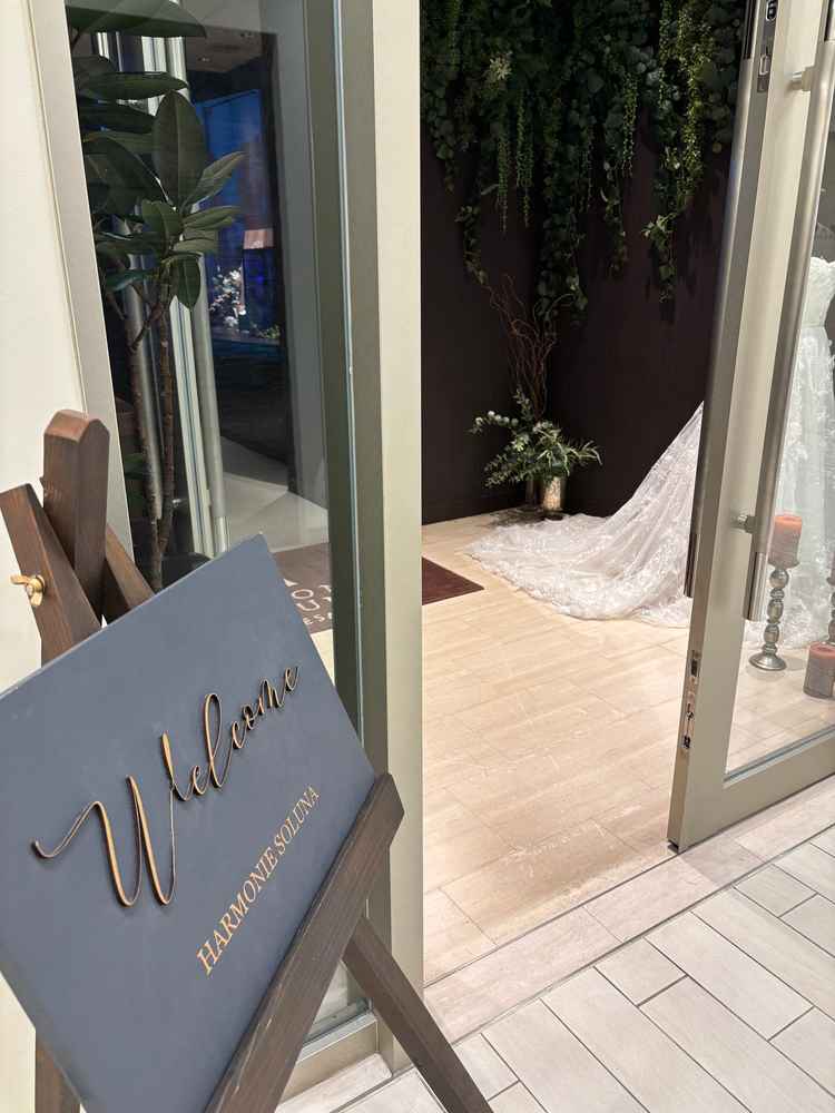 サロン入り口。同じフロアに美容院もあります。施設内にもヘアメイクの部屋が完備されていました。