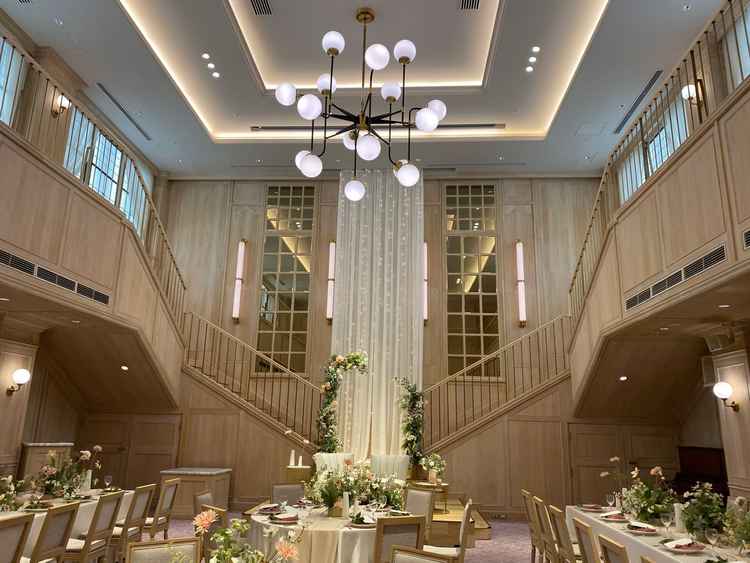 両側から降りて来られる階段がすごくよく見えました。こちらの天井がかなり高めで可愛らしく良かったです。