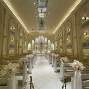 ホワイトハウスのチャペル。真っ白と言うよりアイボリーに暖色の光です。