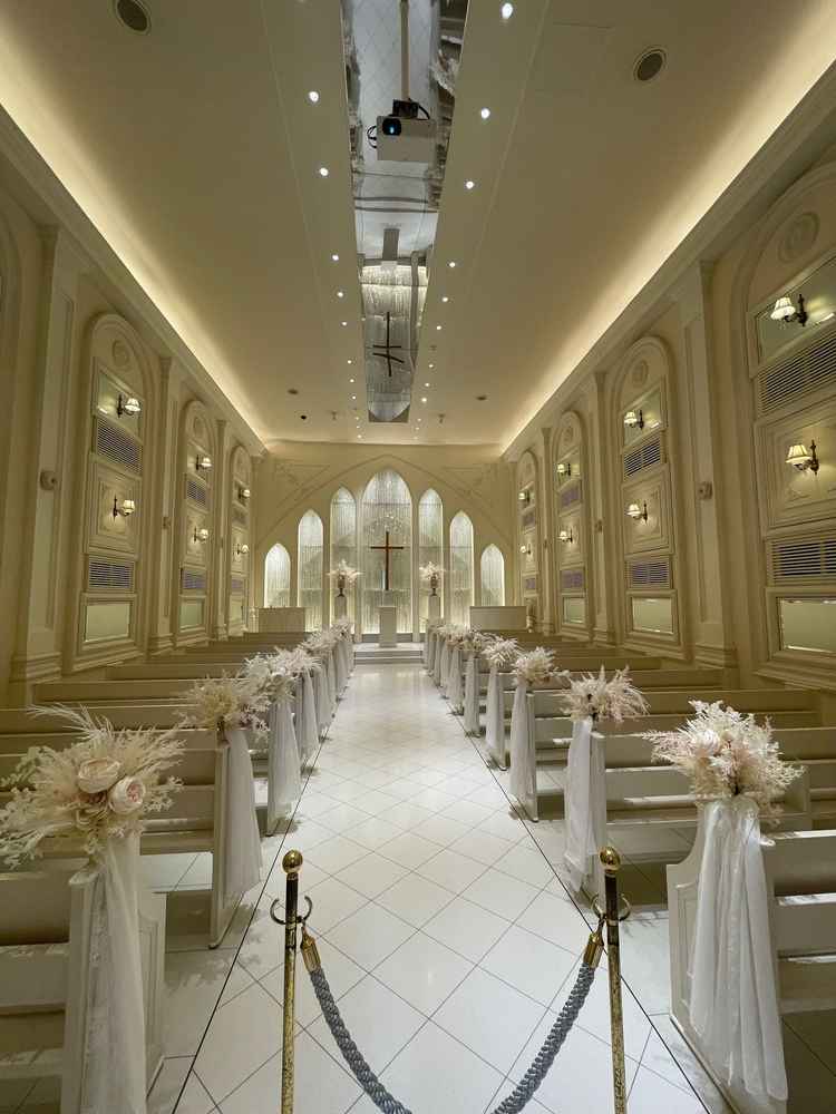 ホワイトハウスのチャペル。真っ白と言うよりアイボリーに暖色の光です。