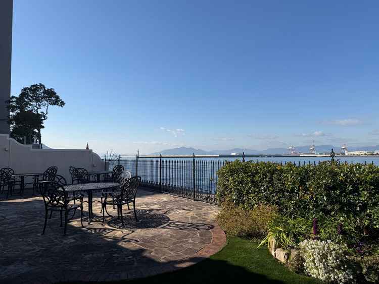 ガーデンの写真。海がすぐ近くで船も通ったりして景色がいい。