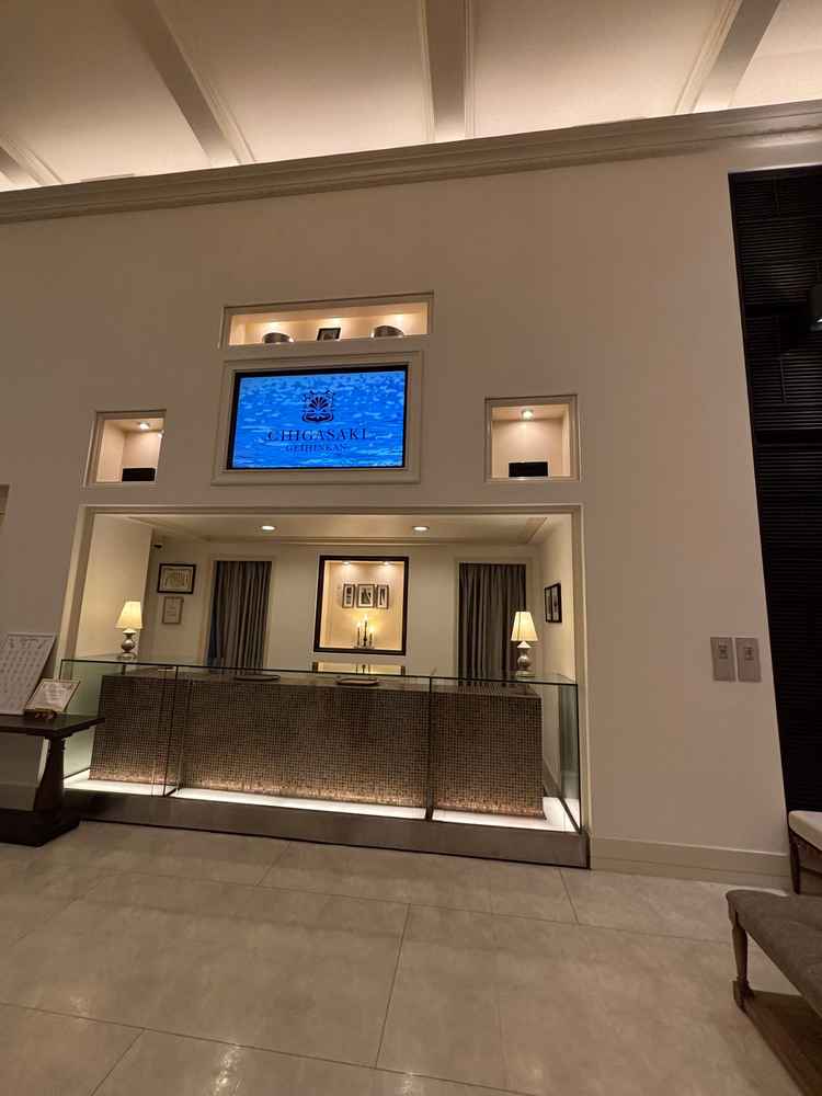 受付では、上の画面に写真を流すことができるそうです。待ち時間も楽しんでもらえる工夫を感じました。