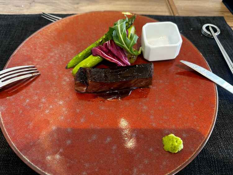 試食「黒毛和牛サーロイン炭火焼の蜂蜜キャラメリゼシェリービネガーソース」