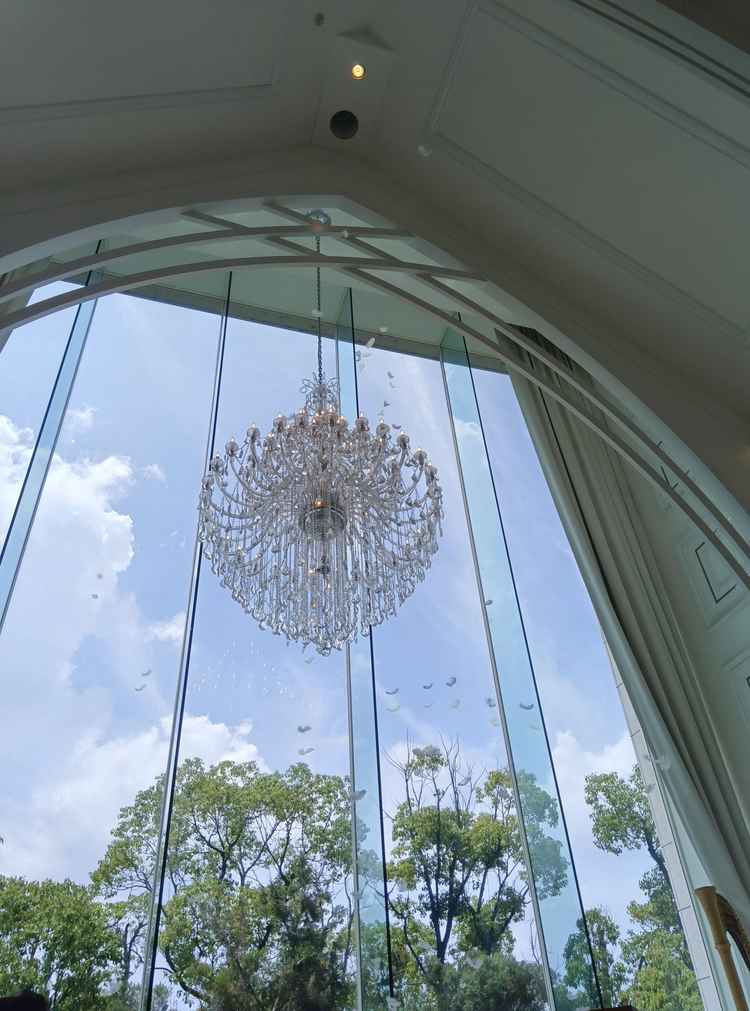 大きなシャンデリアと上からヒラヒラ舞い落ちる天使の羽は、綺麗でした。