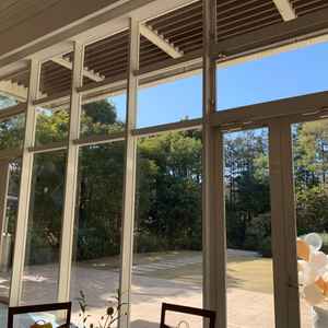 披露宴会場につながっているガーデンの写真。タイルの部分までは屋根があるので雨でも出られるのが魅力