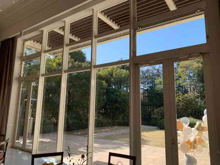 披露宴会場につながっているガーデンの写真。タイルの部分までは屋根があるので雨でも出られるのが魅力