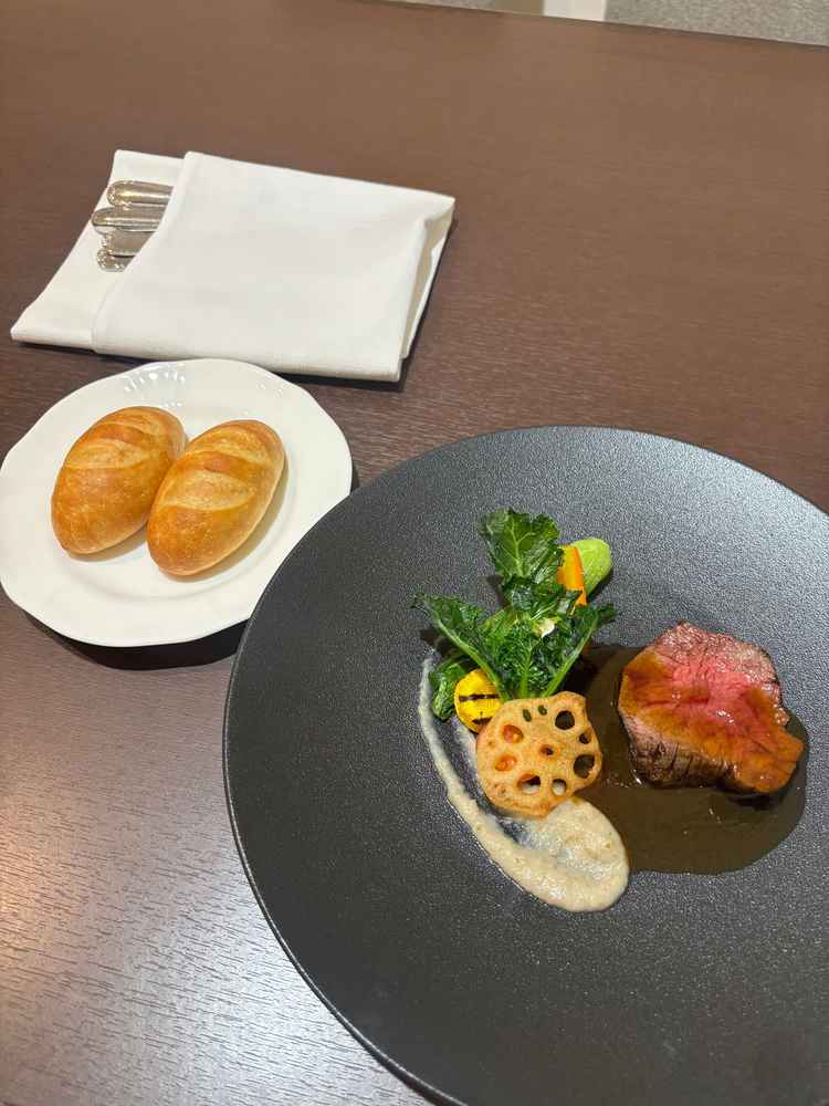 ワンプレートとパンをフェアの特典としてご提供頂きました。すごくおいしかったです！