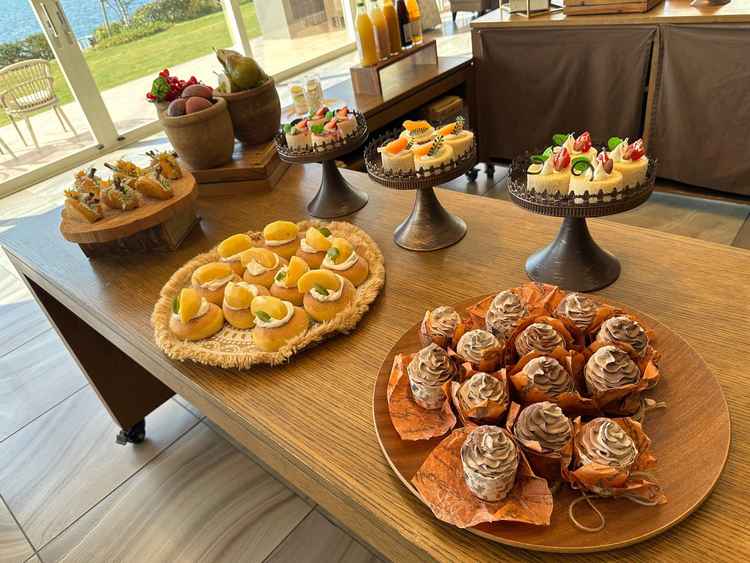 オーシャンビューと共に楽しむ事のできるデザートビュッフェ専用ルーム。