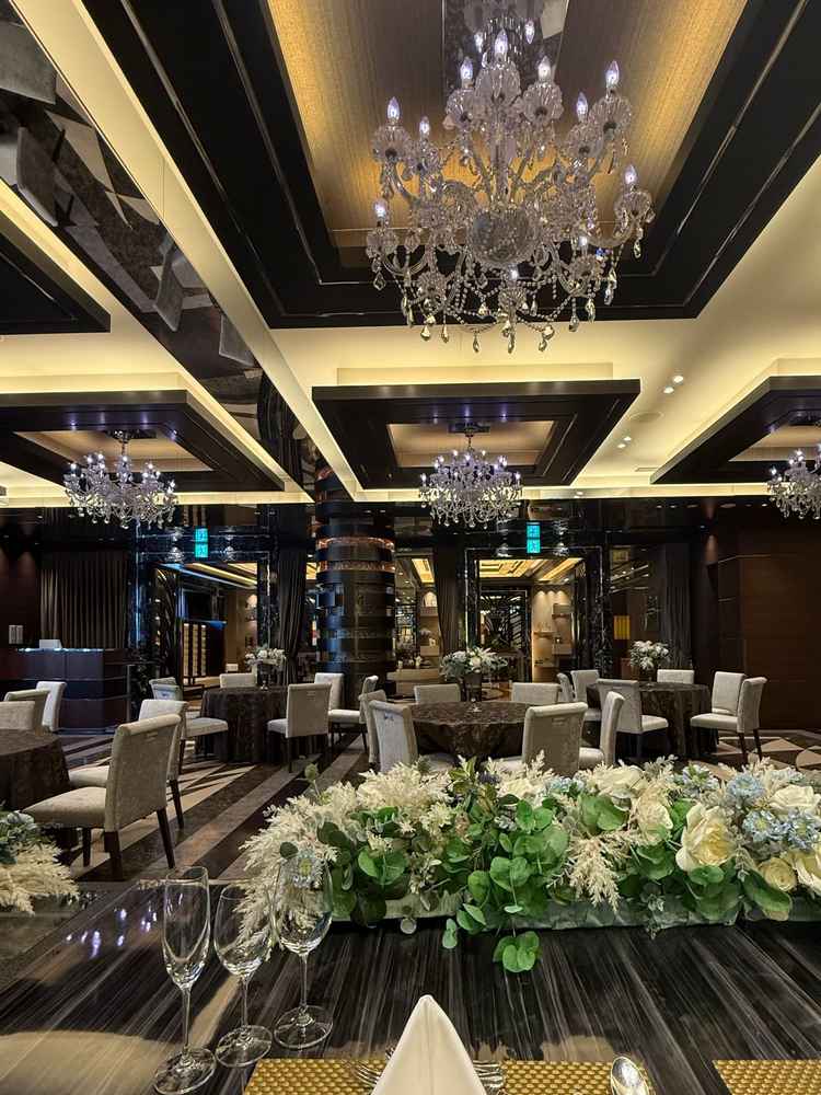 黒基調でシックなイメージの披露宴会場。横長のためゲストが近く全体が見渡せるようになっていた。