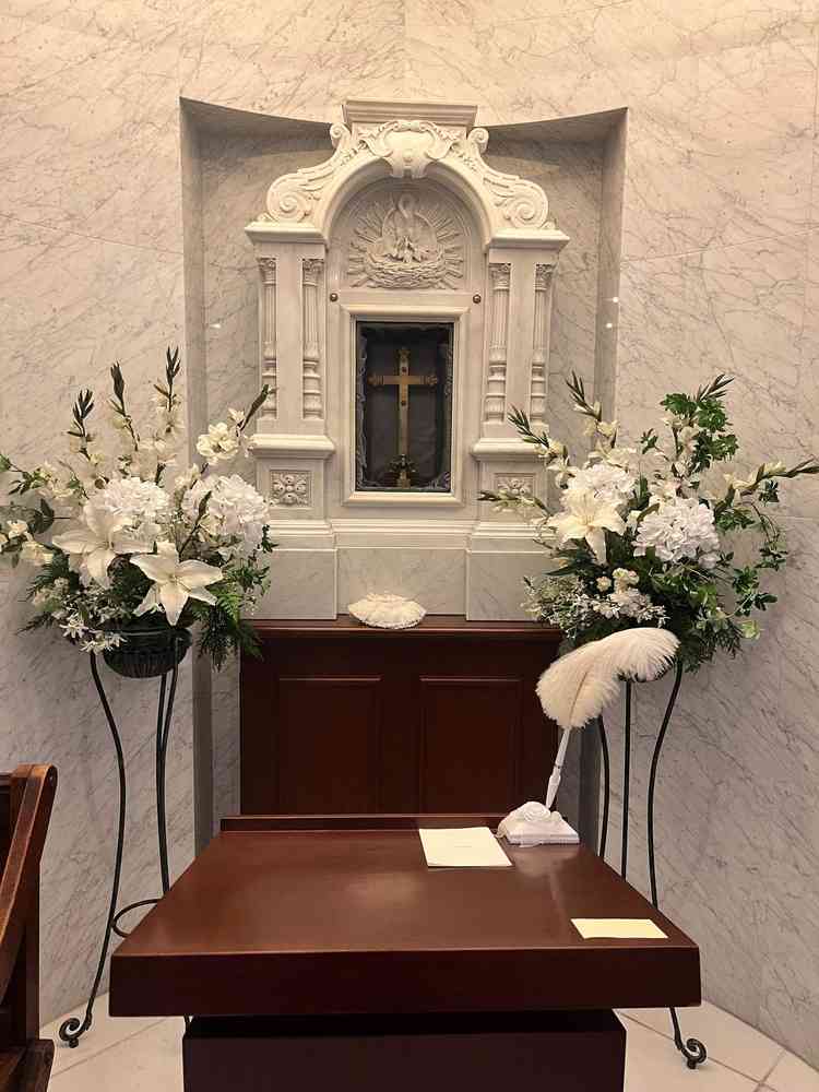 チャペルの奥の祭壇。十字架の代わりにぬいぐるみを置くなどできるらしいです