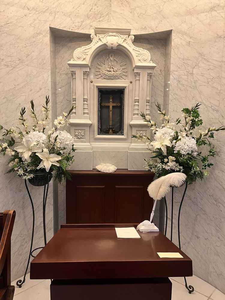 チャペルの奥の祭壇。十字架の代わりにぬいぐるみを置くなどできるらしいです