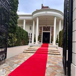 外観は高い塀に囲まれており、門も立派です。入る瞬間から荘厳な建物に圧倒されます。