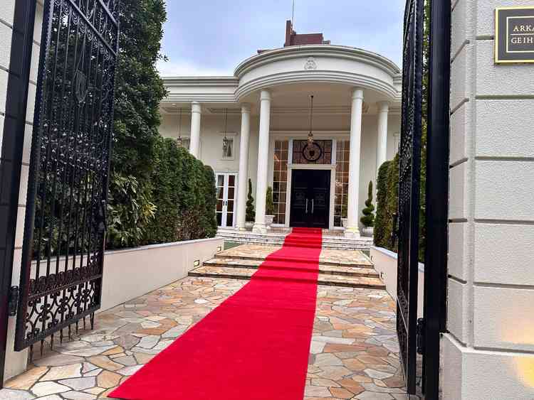 外観は高い塀に囲まれており、門も立派です。入る瞬間から荘厳な建物に圧倒されます。