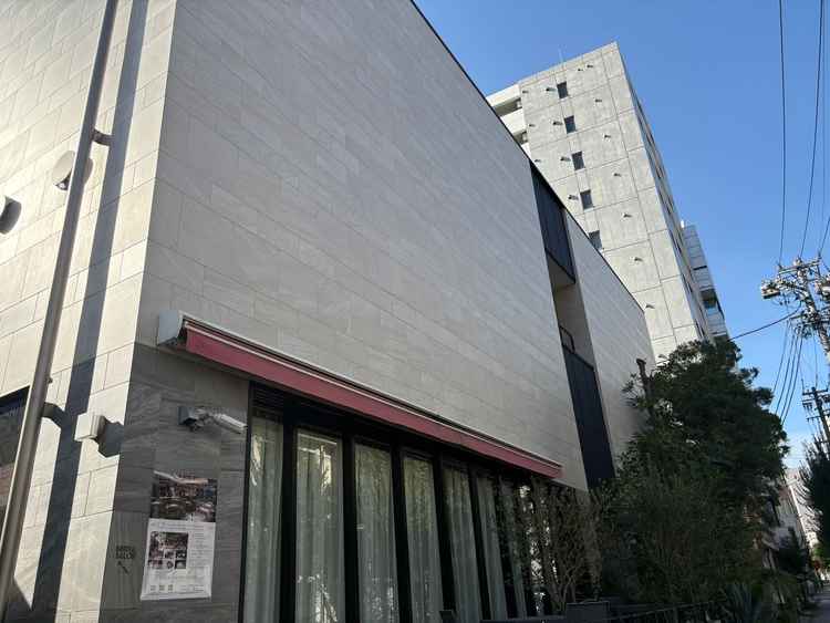 式場の外観。周囲も静かで、プライベートな空間で特別感のある雰囲気。