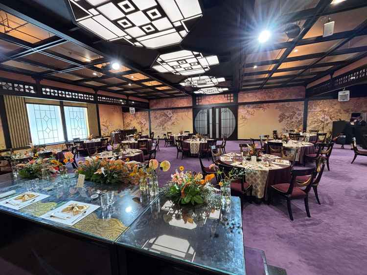 豊明。和モダンで上品な雰囲気でした。新郎新婦の席後ろはマットな金屏風です。