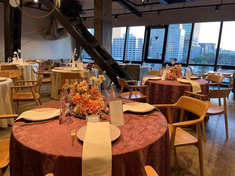 少人数の披露宴会場は、テレビ塔の鉄骨やたくさんのアート作品がありこれまでにない個性的で素敵な雰囲気。