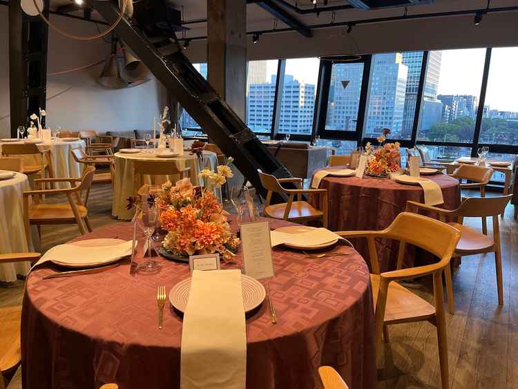 少人数の披露宴会場は、テレビ塔の鉄骨やたくさんのアート作品がありこれまでにない個性的で素敵な雰囲気。