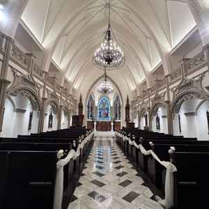 チャペル内観　天井は高く奥行も長い。また、サイドにあるスクリーンではチャペルムービーを流すことも可能