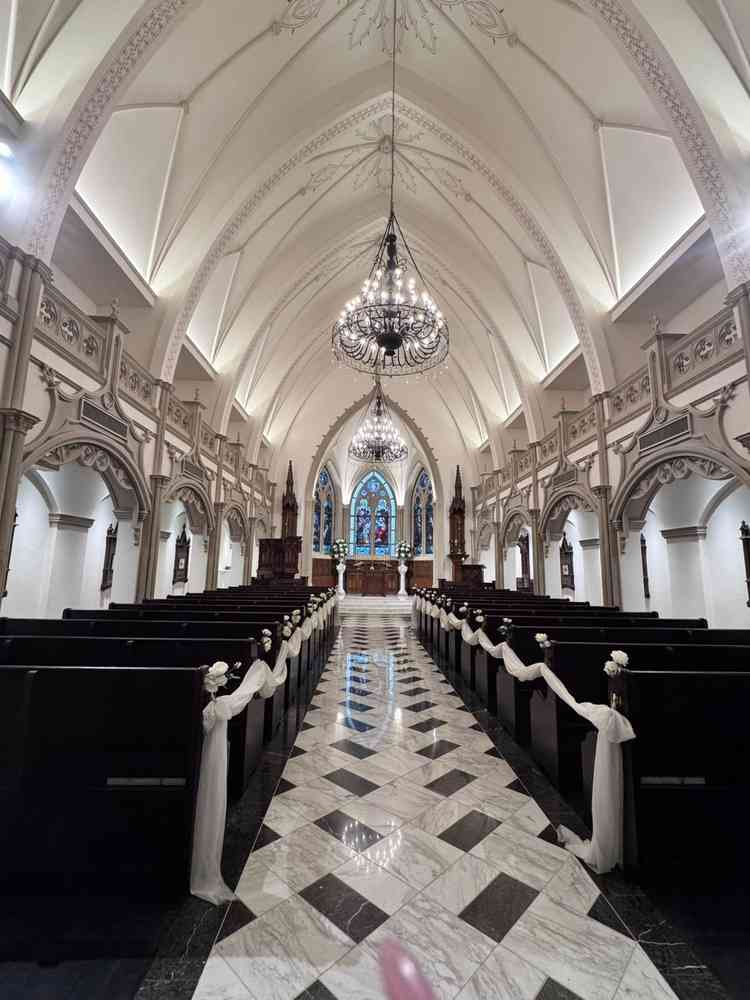 チャペル内観　天井は高く奥行も長い。また、サイドにあるスクリーンではチャペルムービーを流すことも可能