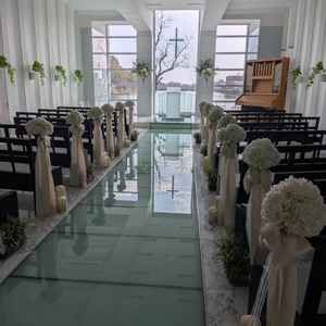 外が見える開放的なチャペルで魅力的だが、外の道が丸見えなのが懸念