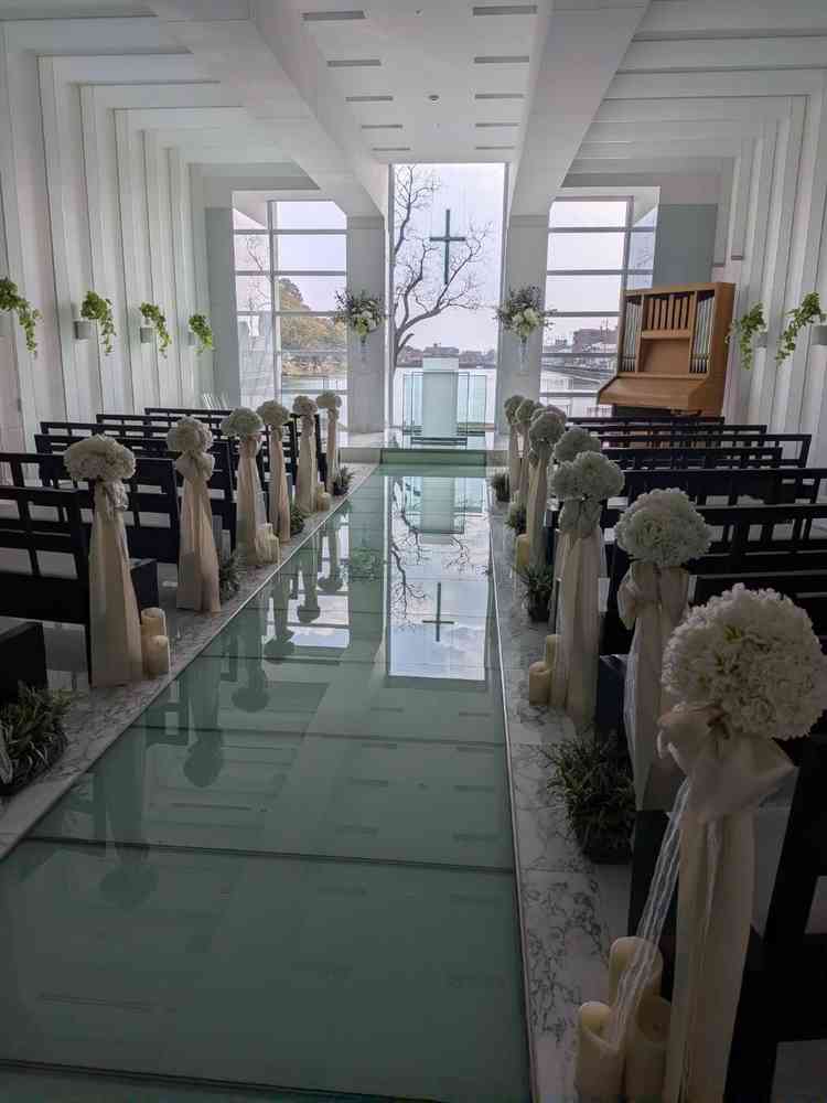 外が見える開放的なチャペルで魅力的だが、外の道が丸見えなのが懸念