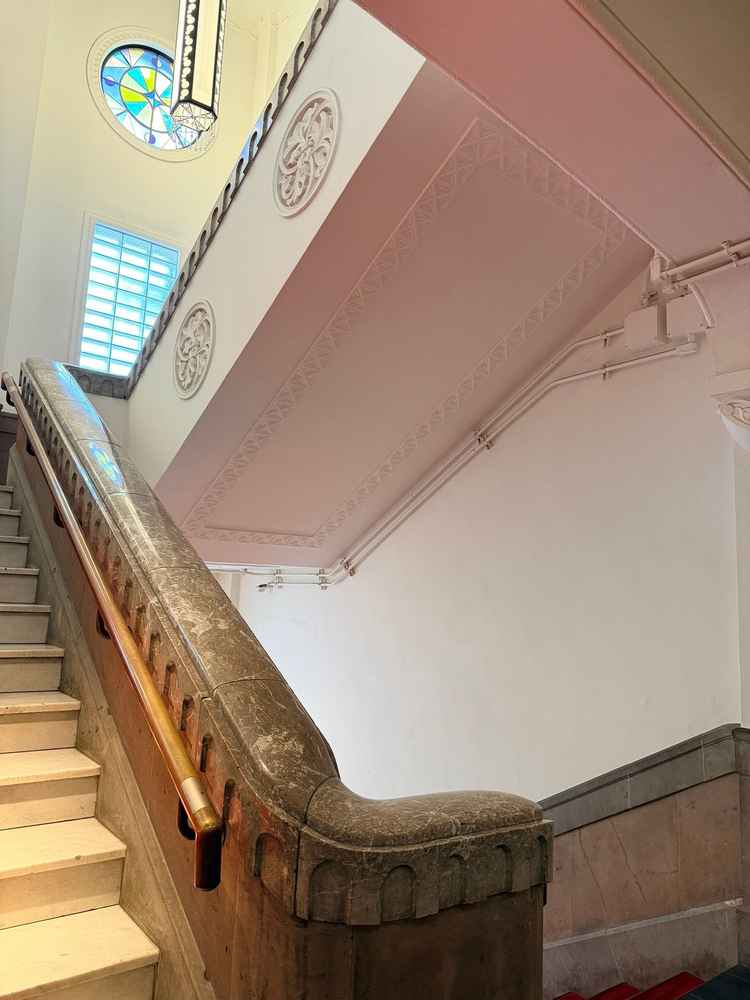 建築当初からあるという、大理石を用いた階段の写真。ゴージャスで写真映えします。