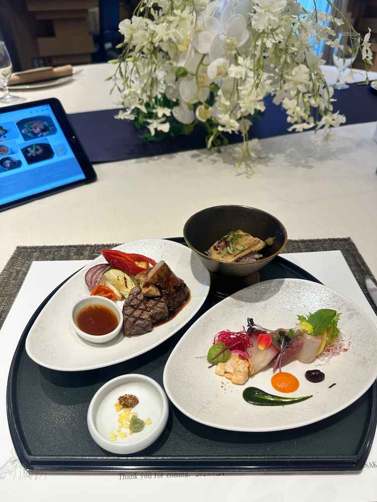 コース料理の試食。試食とは思えない量で、お腹いっぱいになりましたし、何といっても味が最高でした。